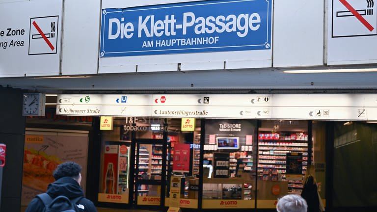 Ein Schild "Die Klett-Passage" über einem Geschäft in der unterirdischen Einkaufsstraße am Hauptbahnhof Stuttgart.