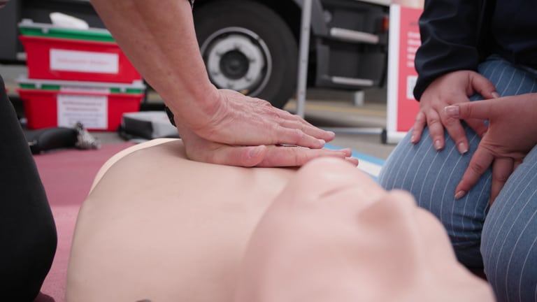 Laien lernen die Herzdruckmassage zur Ersten Hilfe (Foto: SWR)