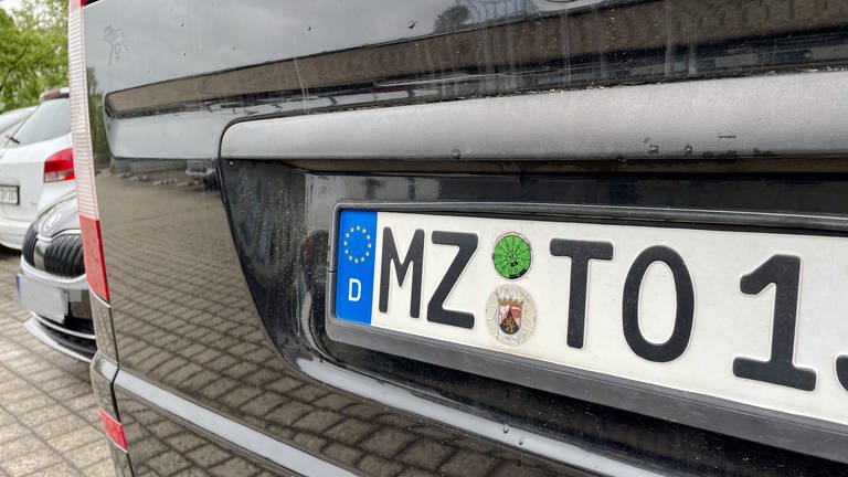In Mainz hat ein Mann die Nummernschilder eines anderen Autos dupliziert und an sein eigenes Auto angebracht