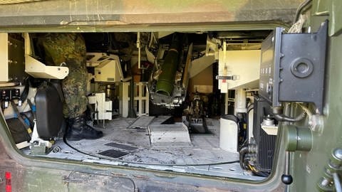 So sieht der Innenraum einer Panzerhaubitze 2000 aus.  (Foto: SWR, SWR)