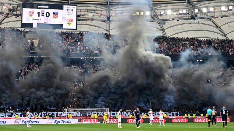Schwarzer Rauch als Proteste der VfB-Fans gegen die Vereinspolitik
