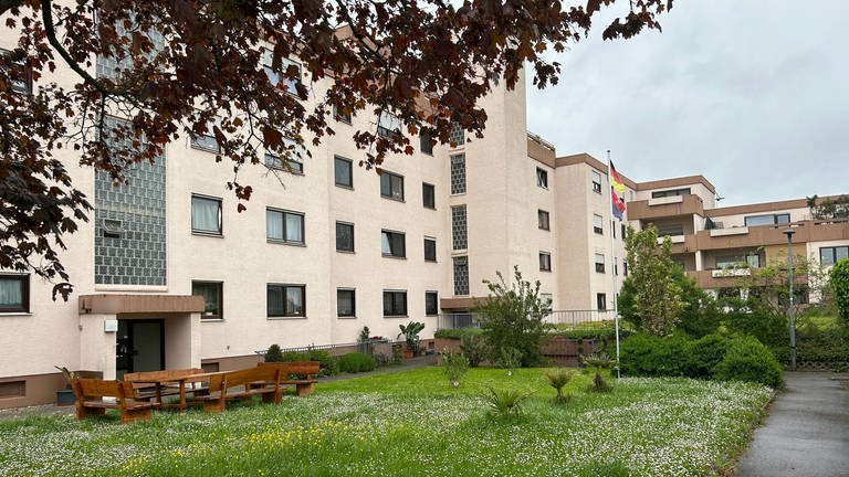 In dieser Wohnanlage in Lauffen am Neckar (Kreis Heilbronn) soll die jetzt 28-jährige Angeklagte im September 2023 ihr Neugeborenes aus dem Fenster geworfen haben. (Foto: SWR)