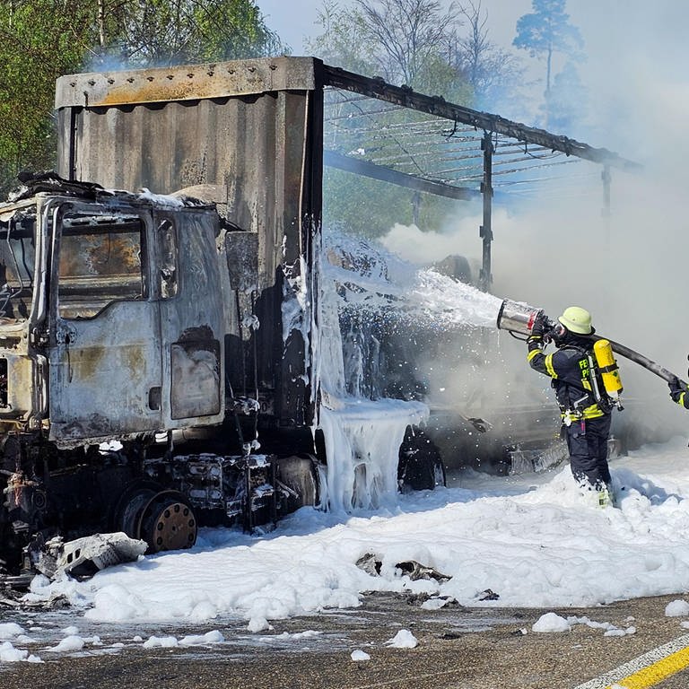 Die Feuerwehr löscht einen ausgebrannten Lkw auf der A8 (Foto: Waldemar Gress / EinsatzReport24)