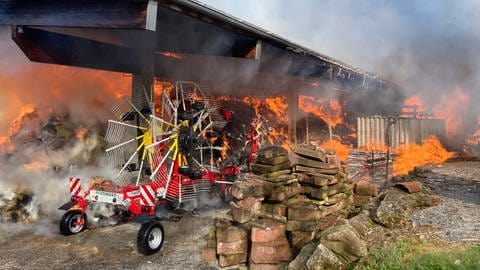 Zwei Lagerhallen sind am Dienstag in Keltern-Weiler in Brand geraten (Foto: Carsten Sorg, Kreisbrandmeister des Enzkreises)