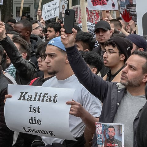 Kalifat-Demo auf dem Steindamm in Hamburg. Polizei mit einem Großaufgebot vor Ort. (Foto: IMAGO, IMAGO / Blaulicht News)