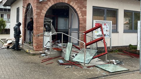 In Hauptstuhl im Kreis Kaiserslautern haben Unbekannte einen Geldautomaten gesprengt. (Foto: SWR)