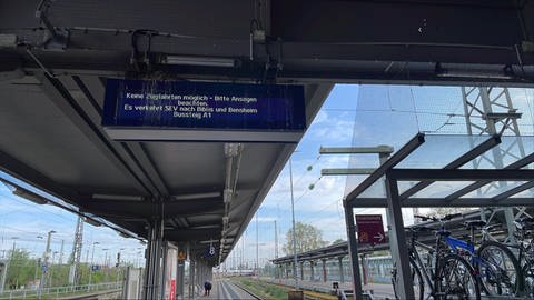 Die Fahrplanauskunft in Worms: Weiter Beeinträchtigungen am Wormser Hauptbahnhof (Foto: SWR)