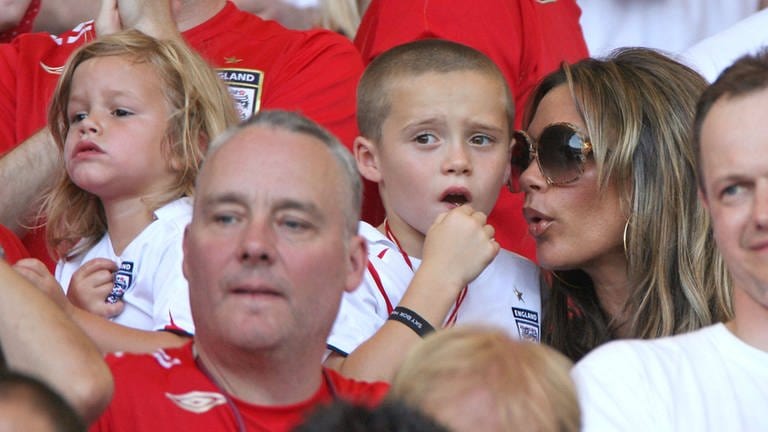 England squad s wives in Stuttgart Romeo, Brooklyn and Victoria Beckham right attend the English vs Ecuador match as part of the 2006 Worl Cup, in Stuttgart (Foto: IMAGO, IMAGO/Gouhier-Hahn-Orban/ABACA; )
